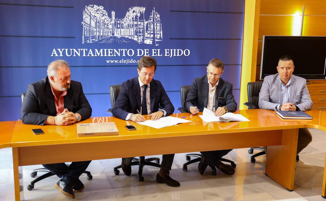 José Francisco Rivera, Francisco Góngora, Gregorio Morales, durante la frma del convenio. 
