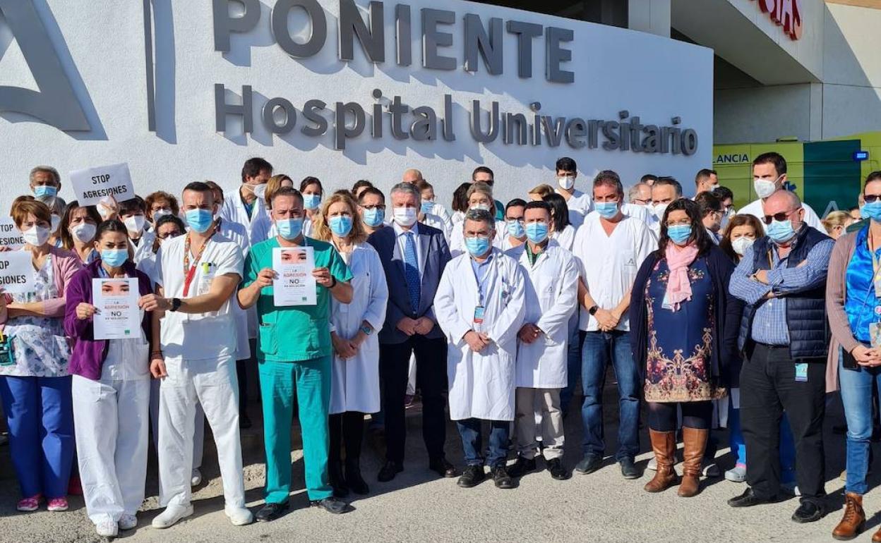 Concentración en el Hospital de Poniente en apoyo a los compañeros agredidos en Urgencias