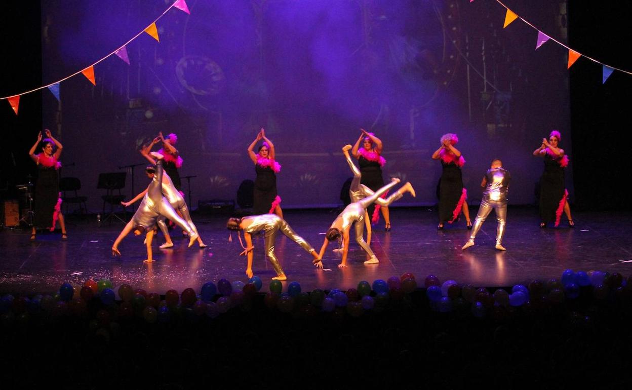 La asociación El Timón convierte su gala en un gran Festival Circense