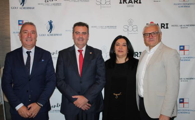 Manolo Rodríguez, Antonio Enciso, Isabel María Cuadrado y Salvador Linares, miembros de la Directiva del Club Náutico de Almerimar durante la cena de Navidad