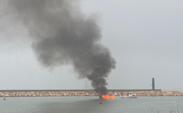 Arde un barco frente al muelle de Levante del Puerto de Almerimar