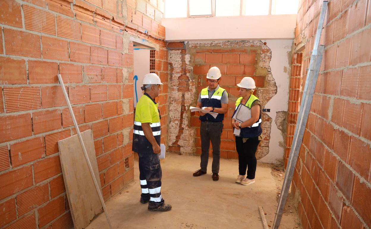 Francisco Góngora visitando las obras de rehabilitación. 