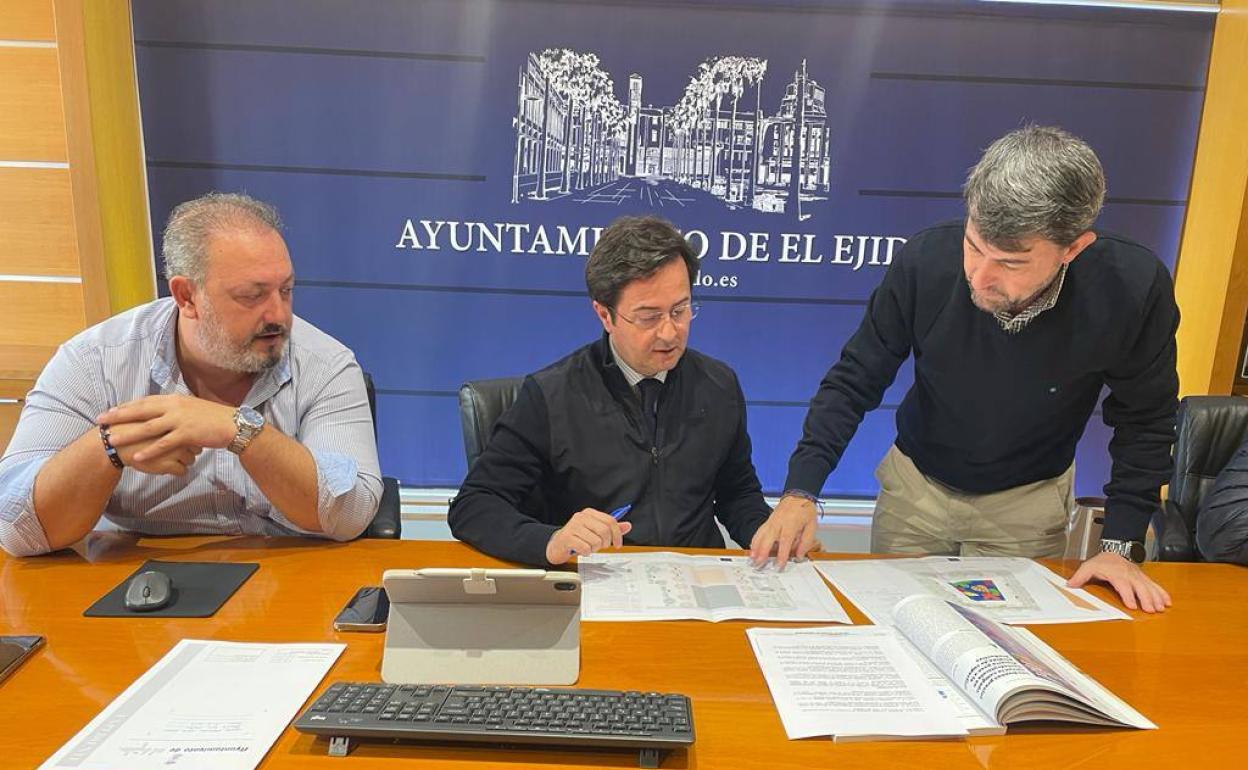 José Francisco Rivera, Francisco Góngora y Alberto González con el proyecto. 