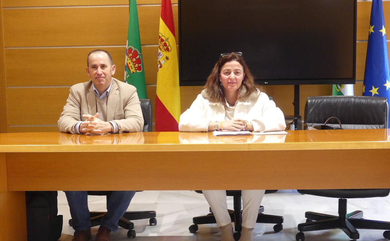 Los concejales del grupo municipal de Cs Cecilio Vargas y Verónica Gómez. 