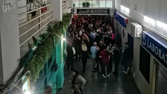 Botellón, ruido, suciedad y malos olores quitan el sueño a más de un centenar de vecinos
