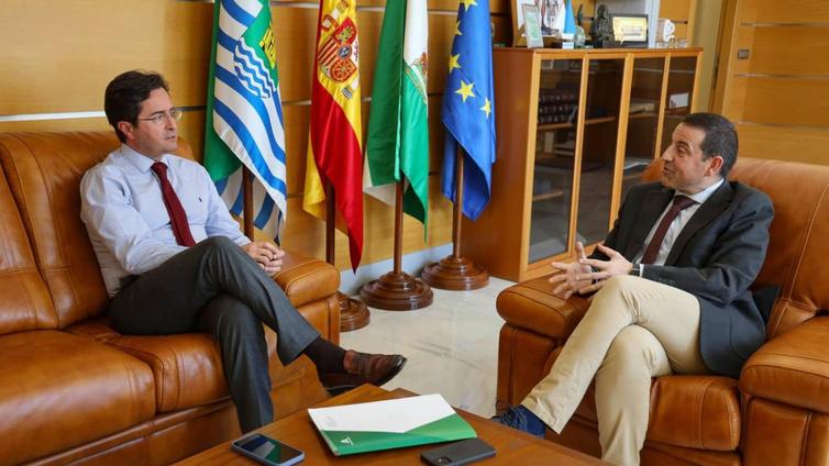El delegado de Hacienda y el alcalde de El Ejido abordan ayudas de eficiencia energética