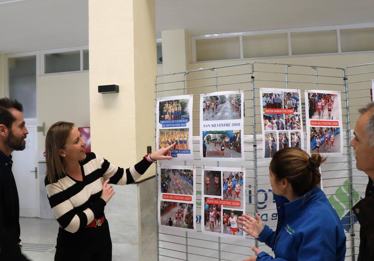David Plaza, María José Martín, Rocío Aguilera y Pepe Palmero recorriendo la exposición.