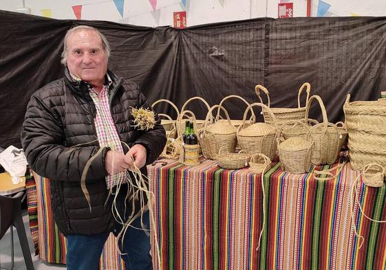 Manuel Utrilla haciendo la pleita de esparto.