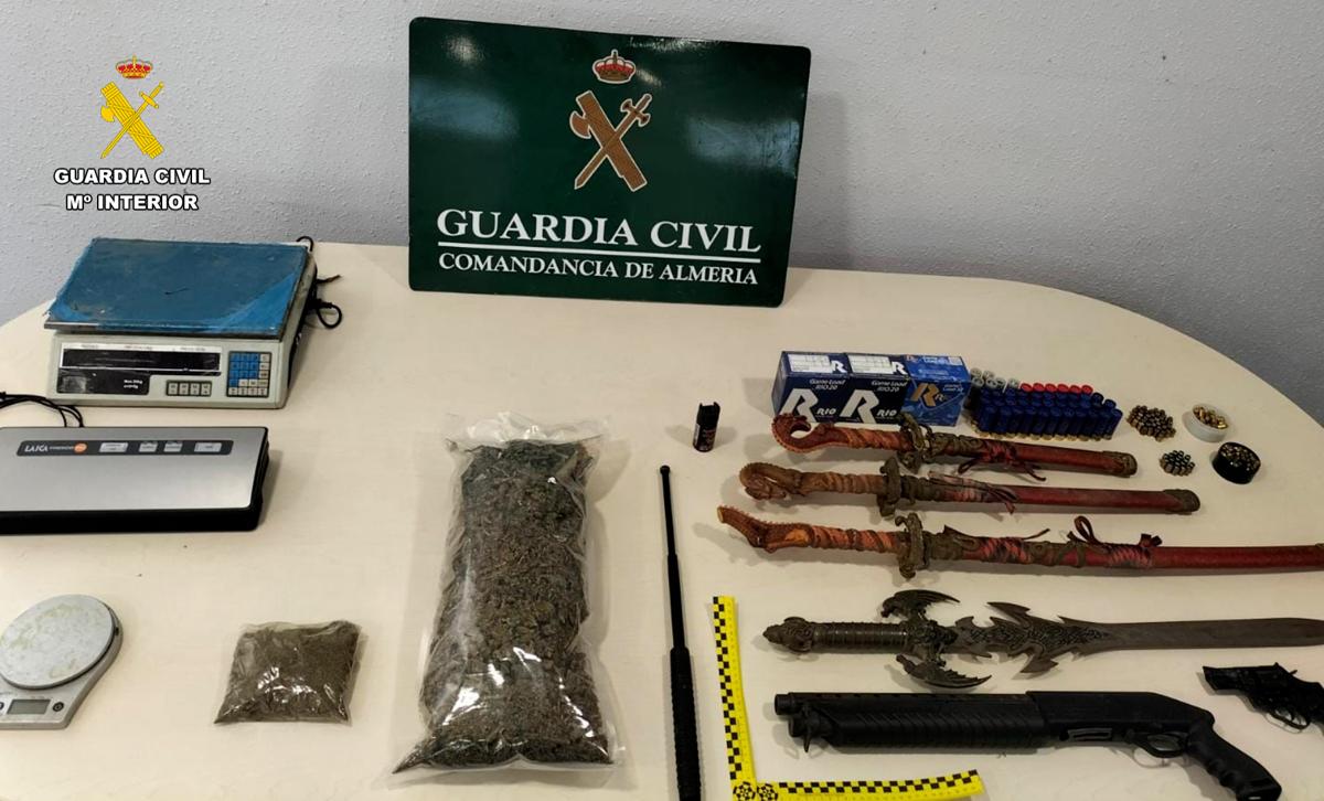 Dispara contra la Guardia Civil cuando los agentes entran a un registro por tráfico de drogas