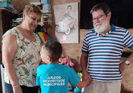 Asunción García y su marido Antonio Rodríguez, con Hugo, en su vivienda de Roquetas de Mar.