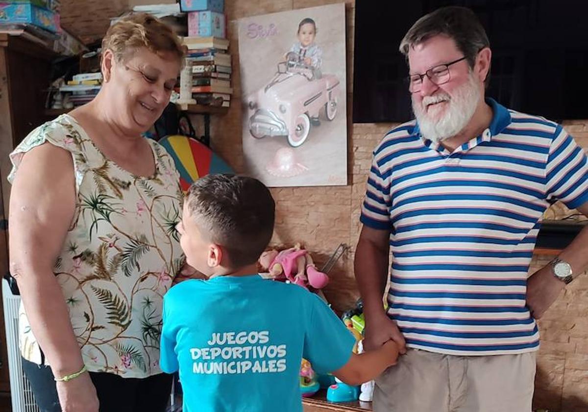 Asunción García y su marido Antonio Rodríguez, con Hugo, en su vivienda de Roquetas de Mar.
