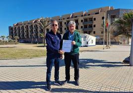 Francisco Díaz y José Antonio Peña con las alegaciones que presentaron.