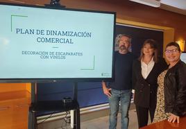 Fernando Moreno, Luisa Barranco y Eva Maldonado, durante la presentación del proyecto de escaparates.