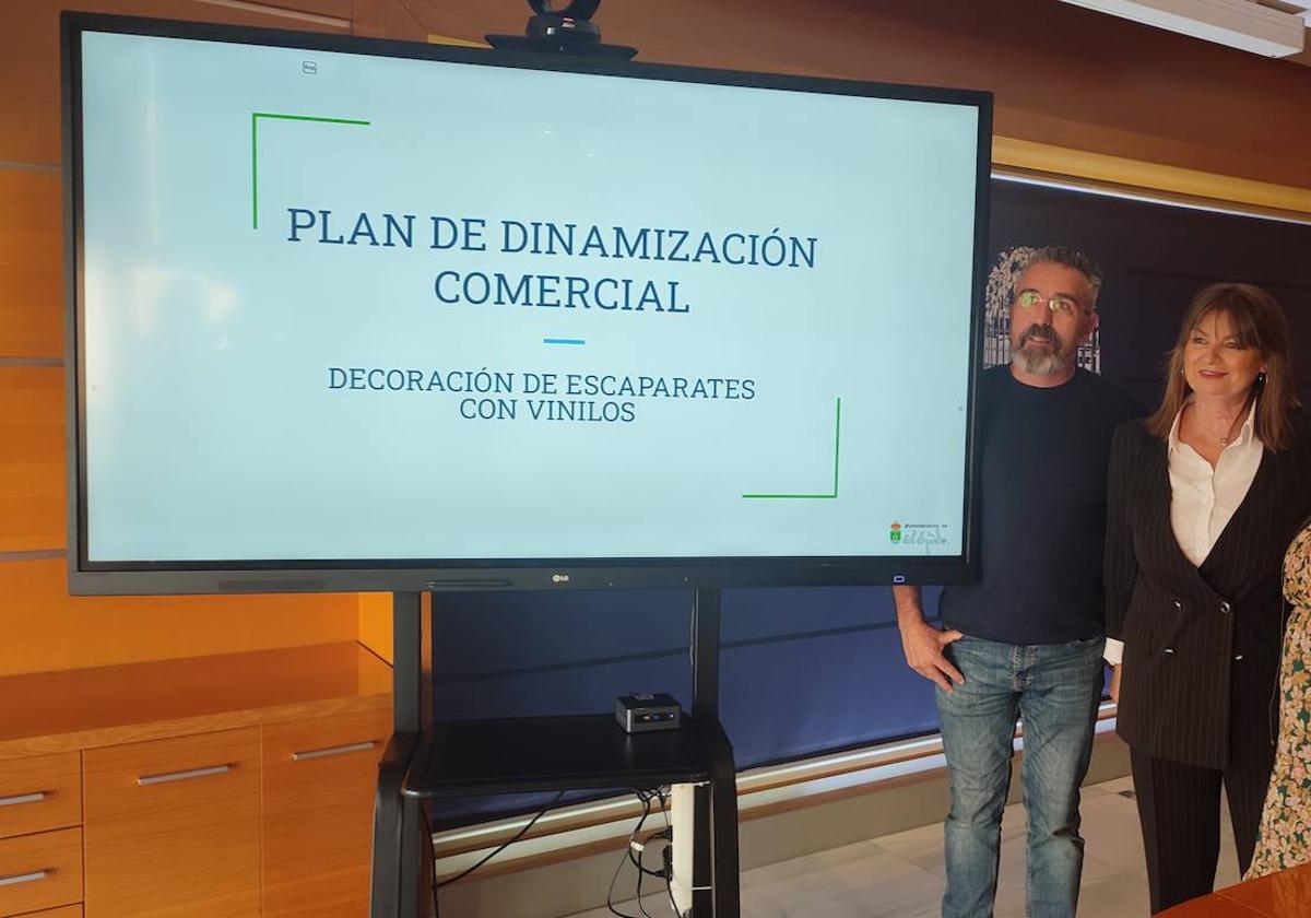 Fernando Moreno, Luisa Barranco y Eva Maldonado, durante la presentación del proyecto de escaparates.
