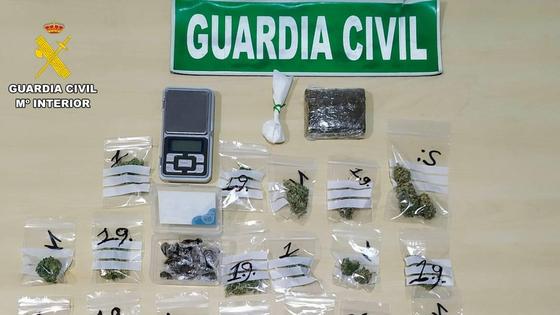 Lo buscan por amenazas y hallan armas blancas, cocaína y 200 kilos de hachís en su domicilio