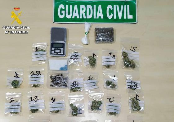 Lo buscan por amenazas y hallan armas blancas, cocaína y 200 kilos de hachís en su domicilio