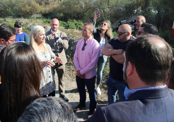 La consejera traslada a los padres que las obras del CEIP Bahía de Almerimar se retomarán antes del verano
