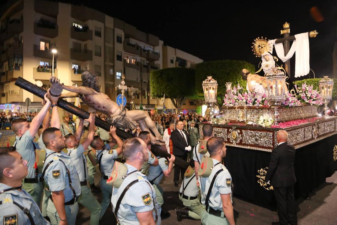 Miles de devotos acompañan al Cristo de la Buena Muerte y la Virgen de las Angustias