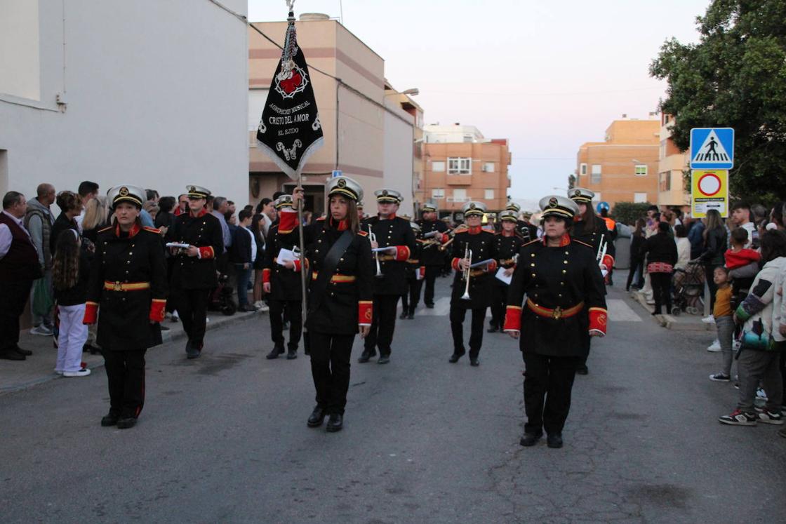 Miles de devotos acompañan al Cristo de la Buena Muerte y la Virgen de las Angustias