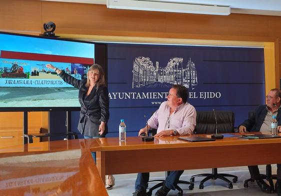 Luisa Barranco, Paco Cervilla y Salvador Aguilera mostrando el graffiti que ser hará con el cartel de este año en el lateral del Centro de Usos Múltiples junto al de otros años.