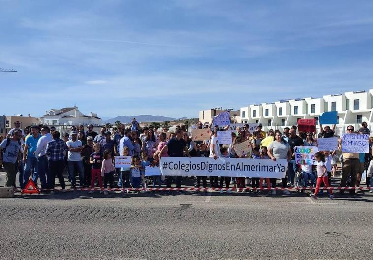Los padres de los colegios de Almerimar exigen en la calle saber la fecha de reinicio de las obras