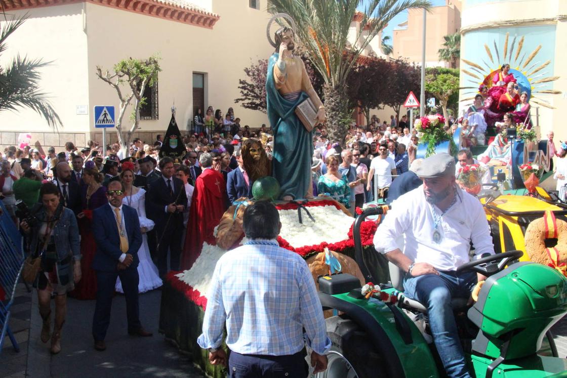 Miles de personas acompañan a San Marcos en su día grande