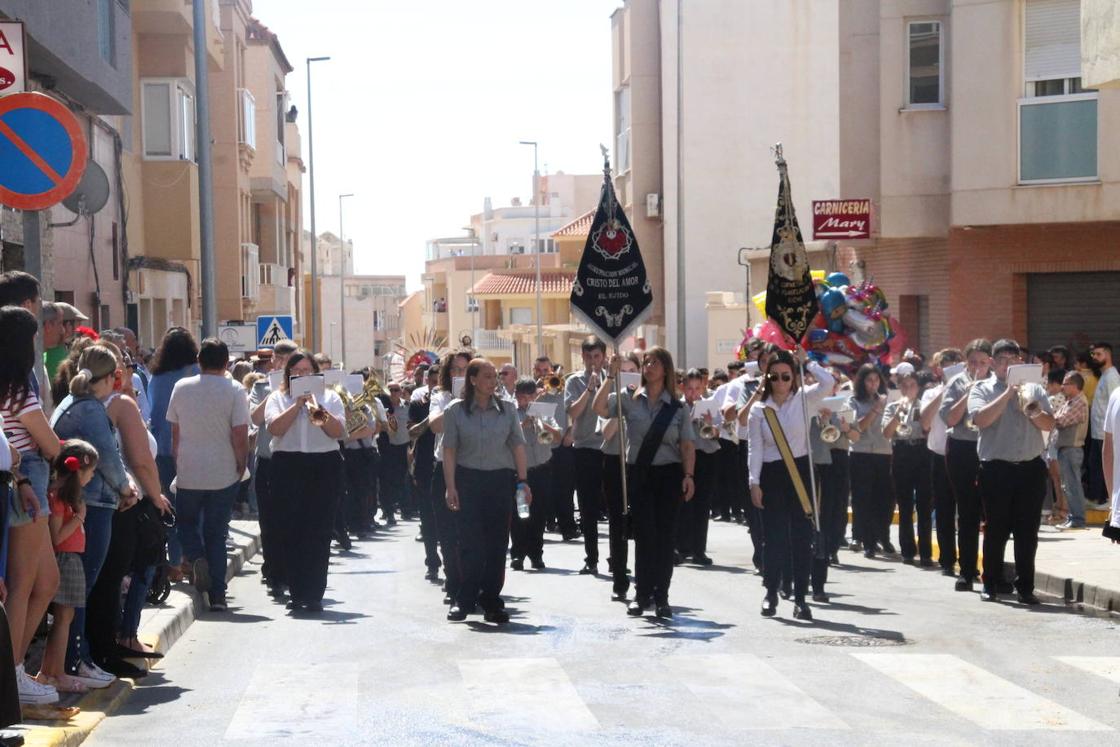 Miles de personas acompañan a San Marcos en su día grande