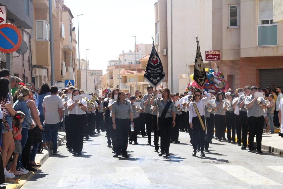 Miles de personas acompañan a San Marcos en su día grande