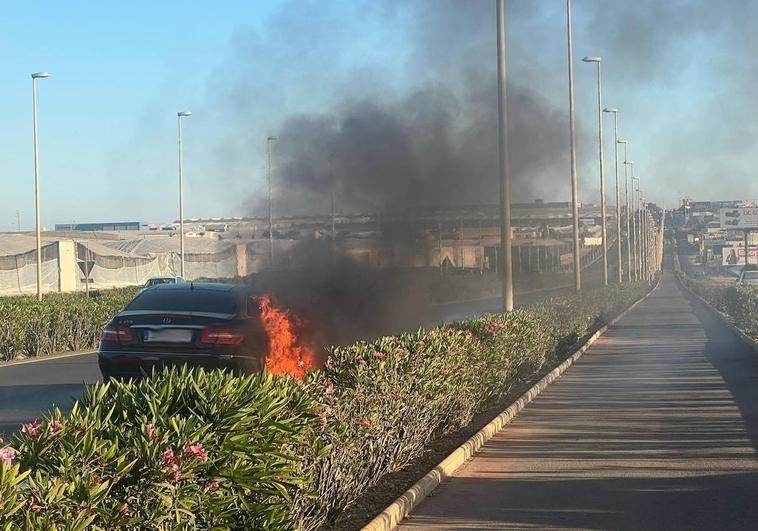 Un vehículo sale ardiendo en la carretera de Almerimar
