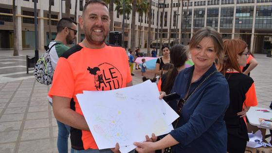Cientos de niños hacen 'un dibujo para mamá' en la campaña comercial del Día de la Madre