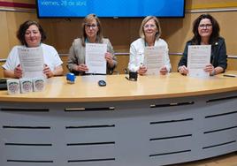 Amparo García, Mónica López, Rosario Medialdea y Mari Ángeles Navarro en la firma del convenio.
