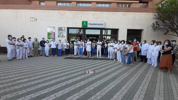 Le rompen el labio a una celadora que controlaba el acceso en el Hospital de Poniente
