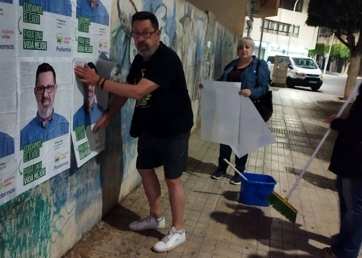 Pegada de carteles de la coalición IU-Podemos.