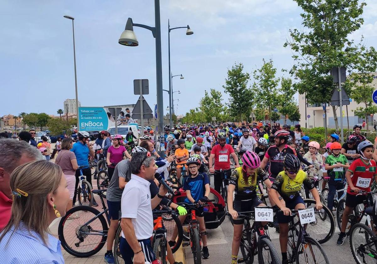 Cientos de familias se lanzan a la calle para disfrutar del Día de la Bicicleta de El Ejido