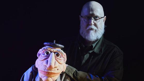 «Las marionetas nos roban la energía, nos vampirizan la vida y a través de nuestras manos existen»