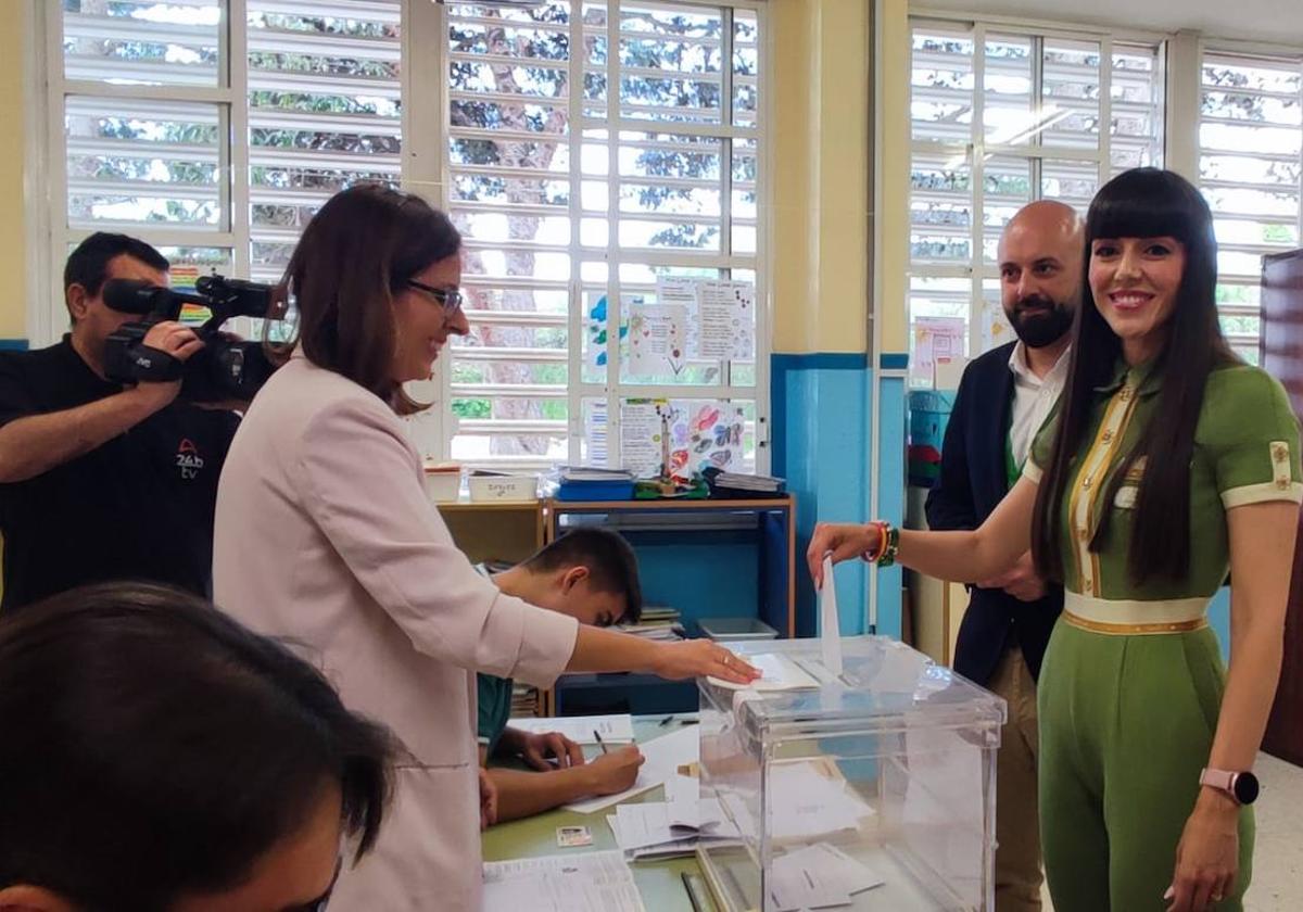 La candidata de Vox, la primera en votar