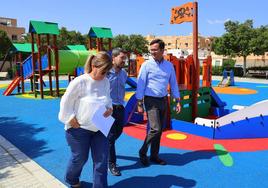 Los vecinos disfrutan de nuevas áreas infantiles en las plazas Cerrón de La Loma y Diego Siloé
