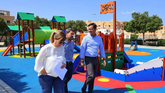 Los vecinos disfrutan de nuevas áreas infantiles en las plazas Cerrón de La Loma y Diego Siloé