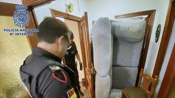 Un joven amenaza a su madre con un cuchillo y a una rehén con hacer explotar una bombona en El Ejido