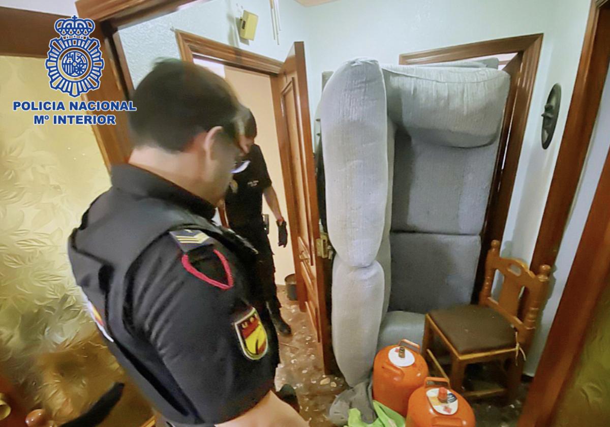 Un joven amenaza a su madre con un cuchillo y a una rehén con hacer explotar una bombona en El Ejido