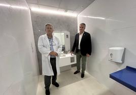 Pedro Acosta y Juan de la Cruz Belmonte en un baño para personas ostomizadas.