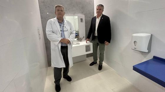 El Hospital de Poniente pone en servicio aseos adaptados para personas ostomizadas