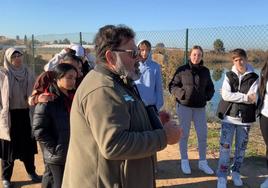 Miembros del equipo Aldea del IESFrancisco Montoya durnate una visita a la Cañada de Las Norias.