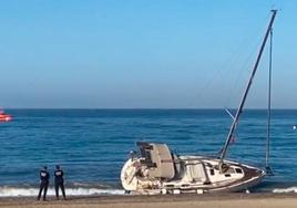 Un velero amanece varado en la orilla de la playa de Almerimar