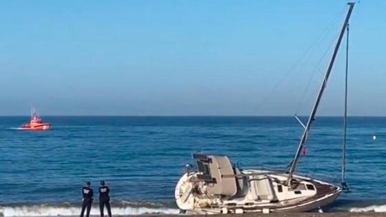 Un velero amanece varado en la orilla de la playa de Almerimar