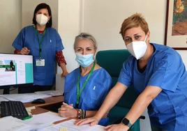 Mónica Archilla, Inmaculada García y Vanesa Fernández, en la Consulta de Vacunas.