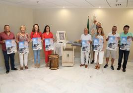 María Herminia Padial y Elena Gómez con miembros de la Hermandad del Rocío en El Ejido.