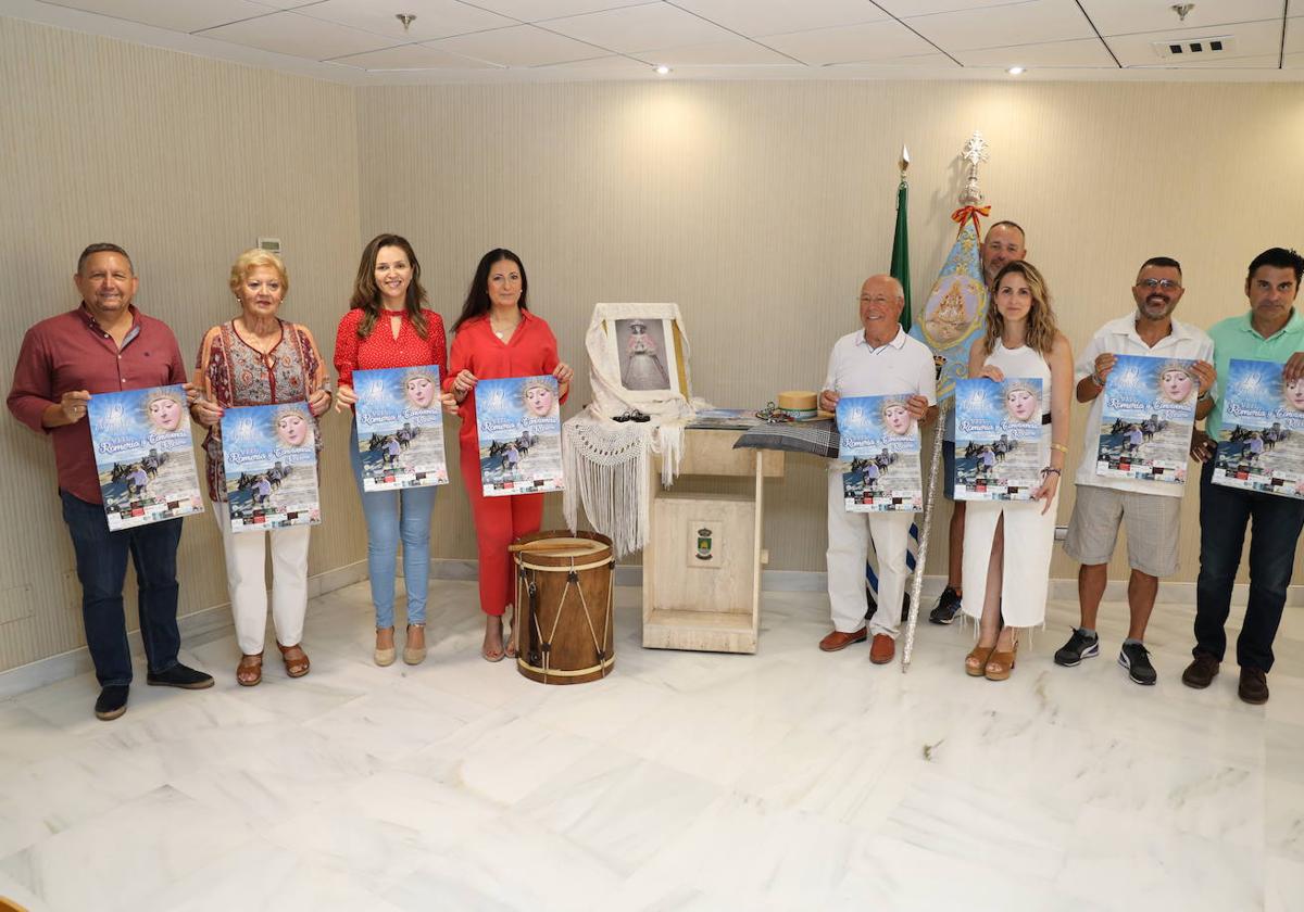 María Herminia Padial y Elena Gómez con miembros de la Hermandad del Rocío en El Ejido.