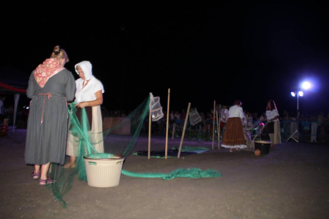 Los piratas toman la playa de Almerimar entre fuego y tambores