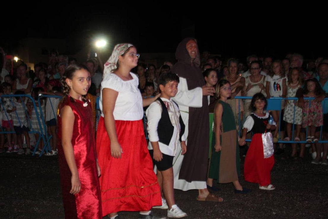 Los piratas toman la playa de Almerimar entre fuego y tambores
